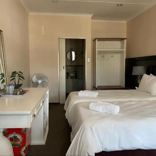 Standard Twin/King with Sofa Bed(Room 2)