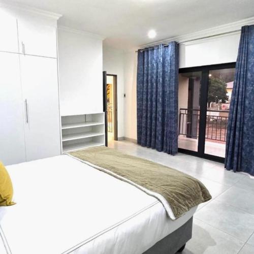 Deluxe Queen Room with en-suite