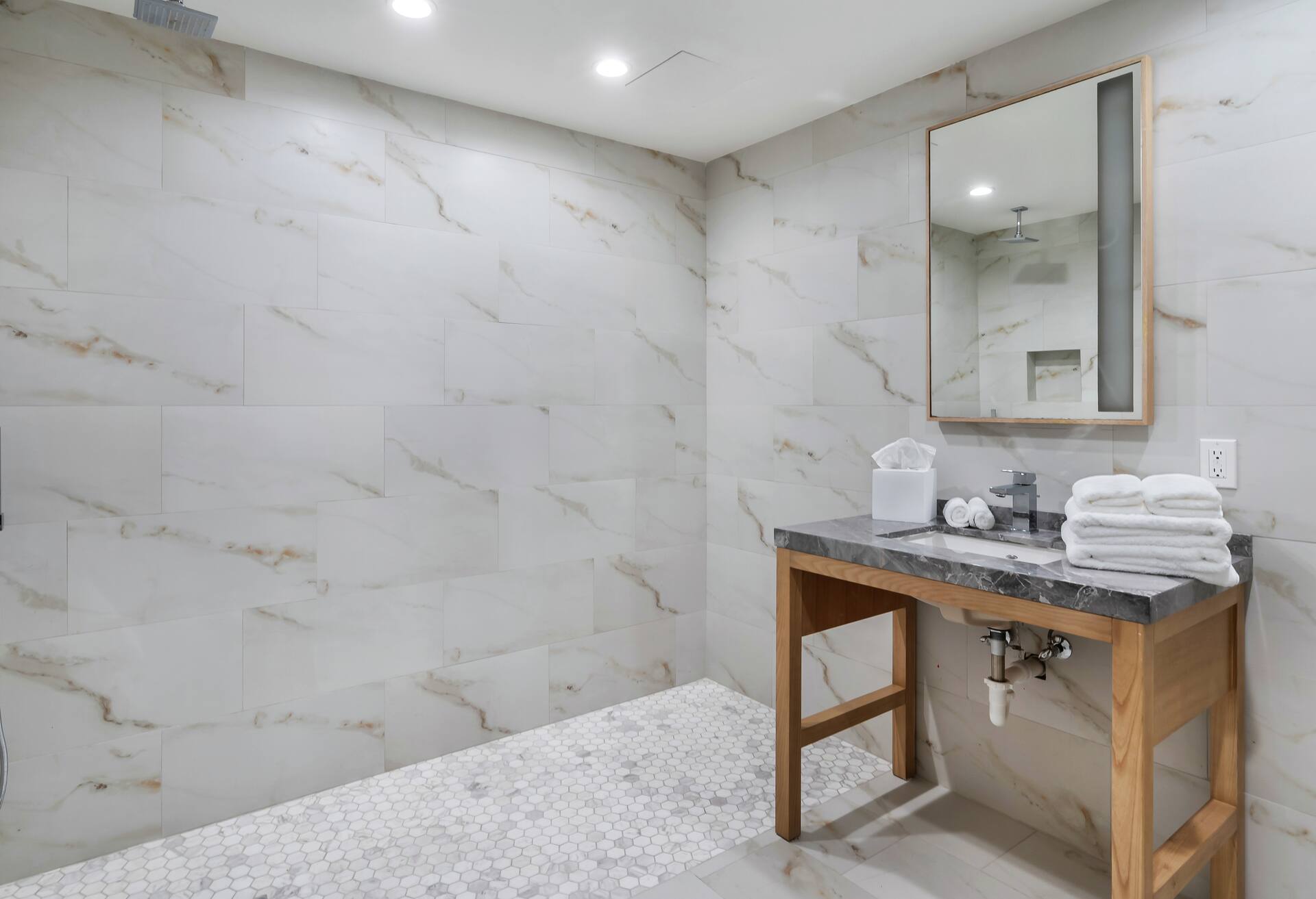 Mountain View King Mobility Access Ri Shower photo 2