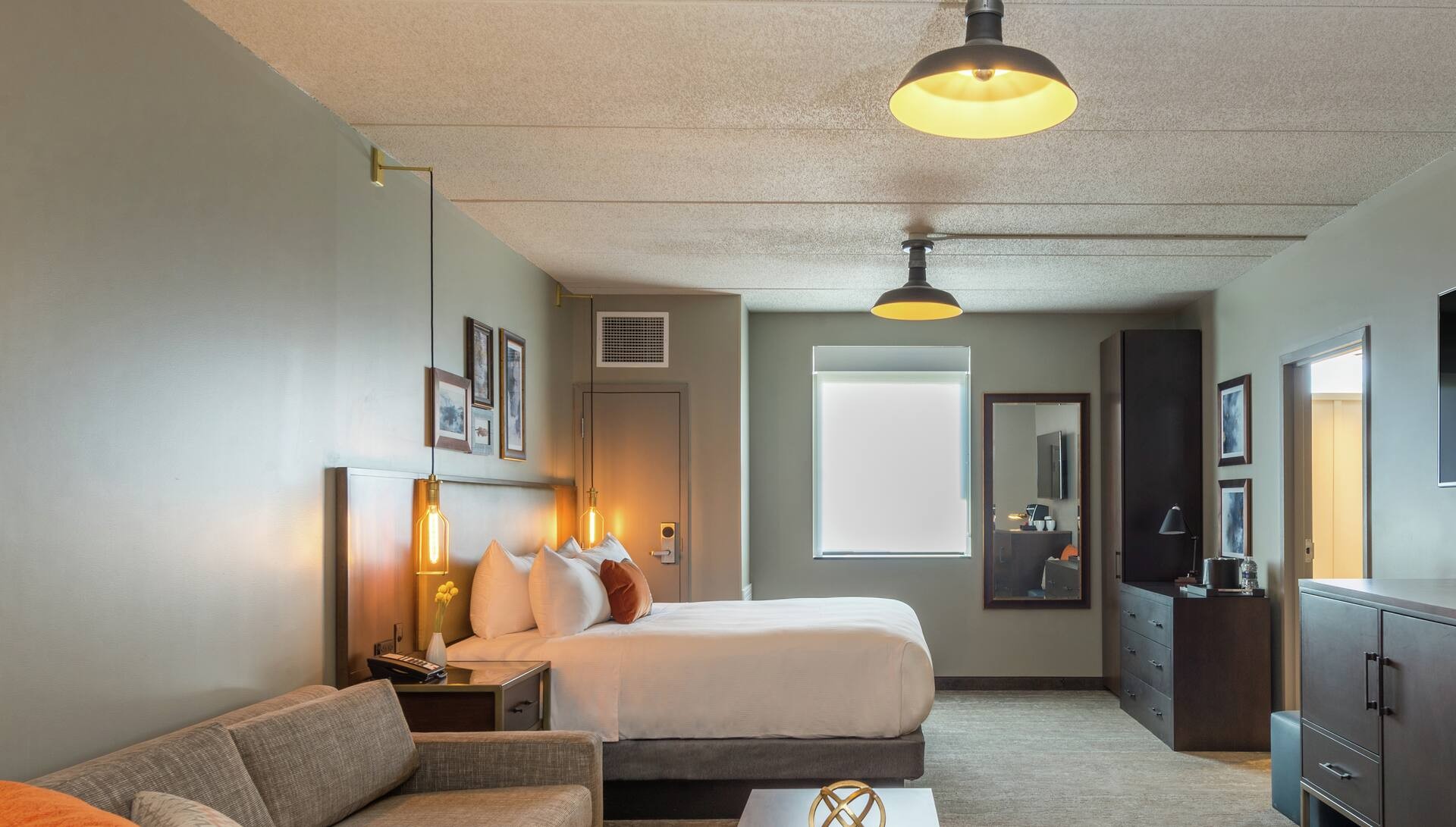 1 King Bed Studio Adj Suites Bldg