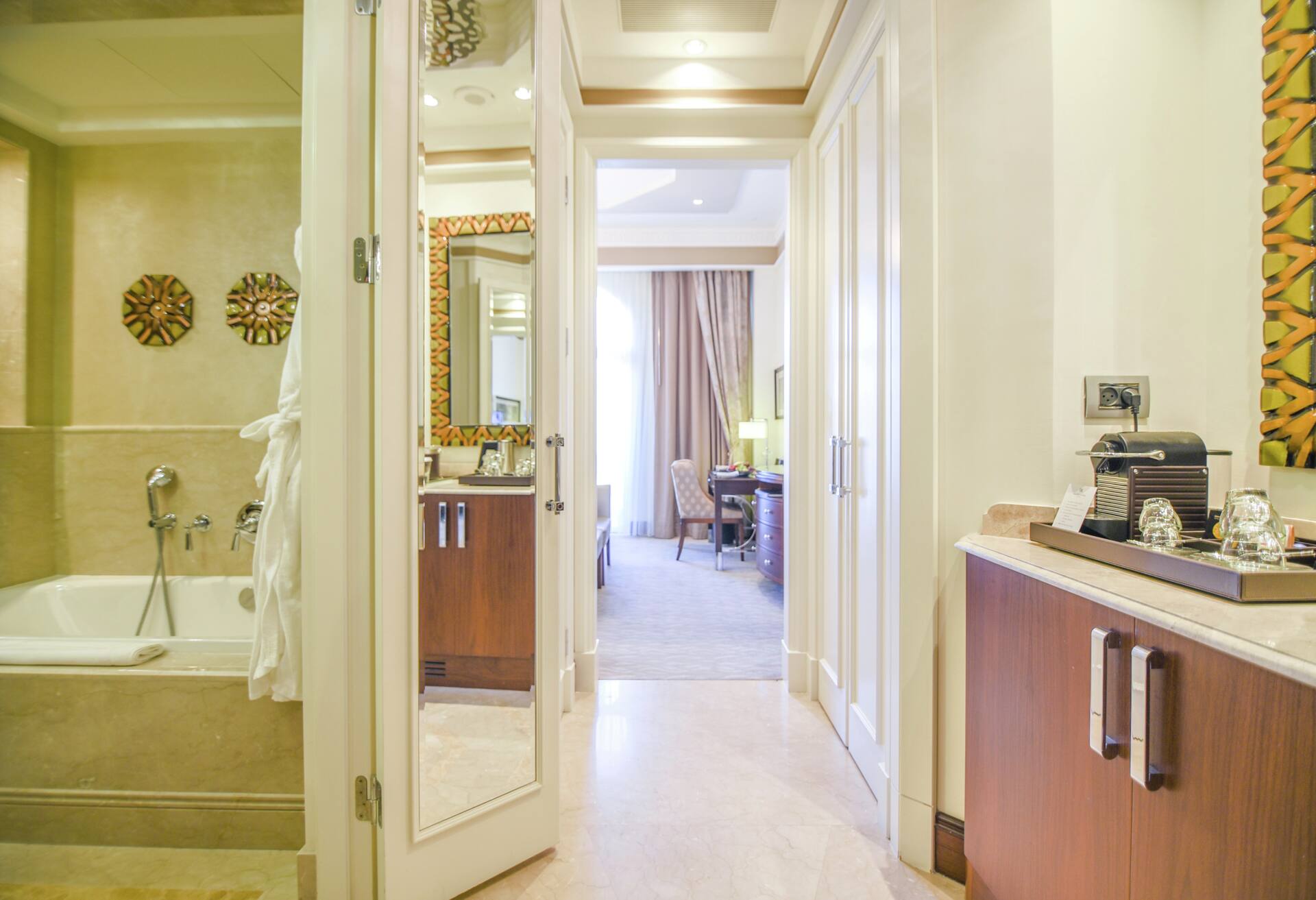 Superior King Room with Balcony photo 3