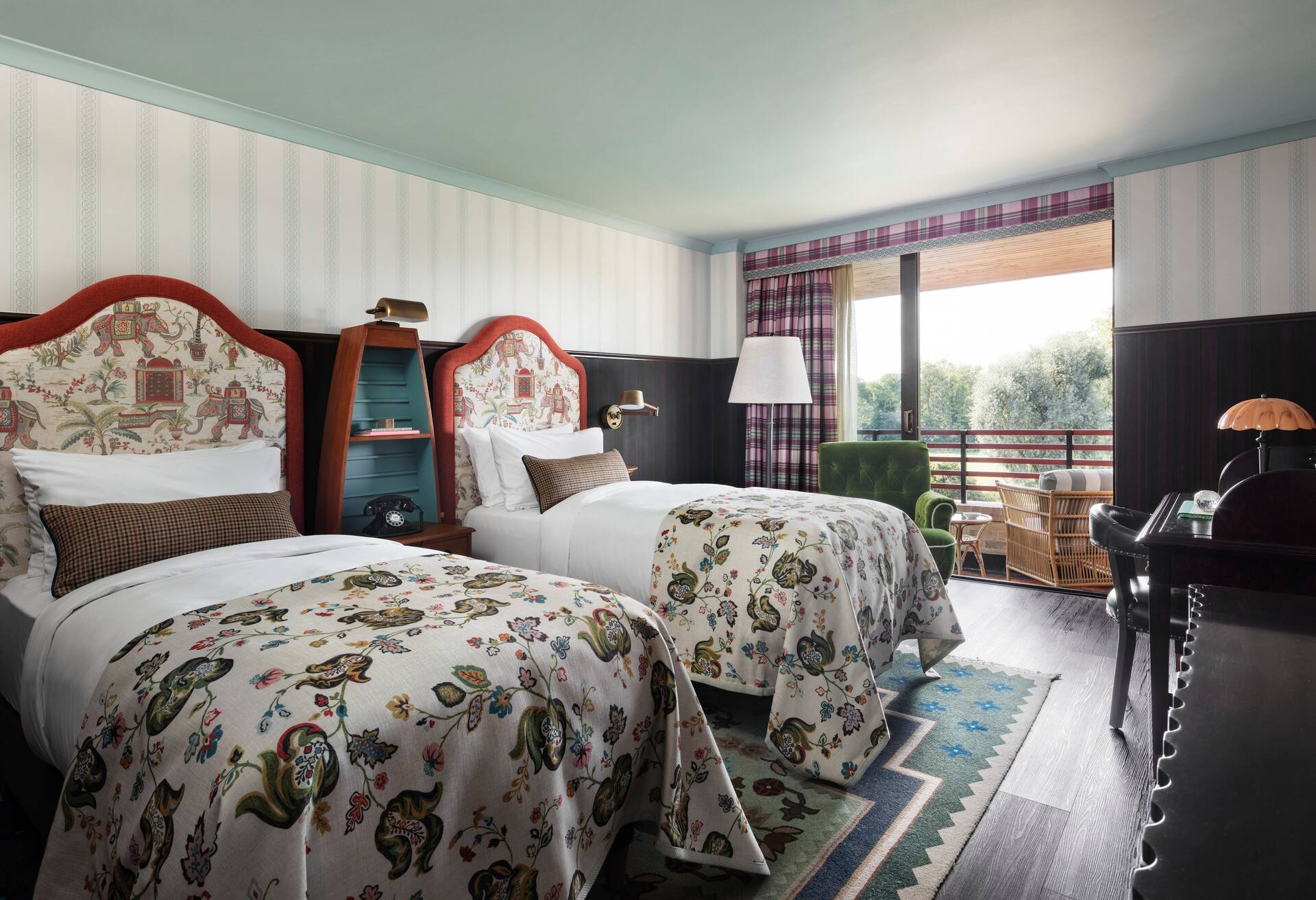 Twin Graduate Room W/ River View and Balcony