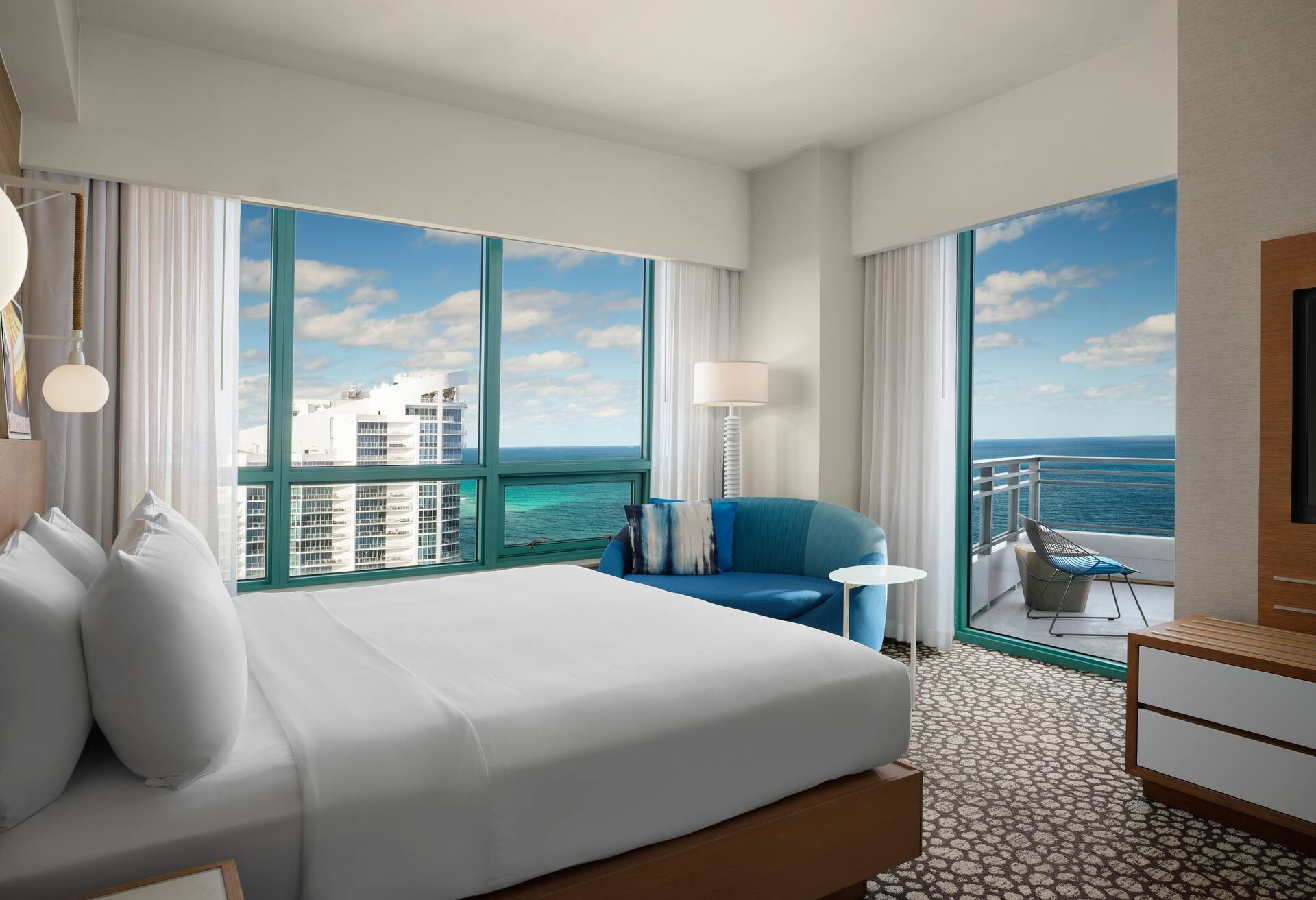 1 King Bed Corner Suite - Ocean Vew Balcony