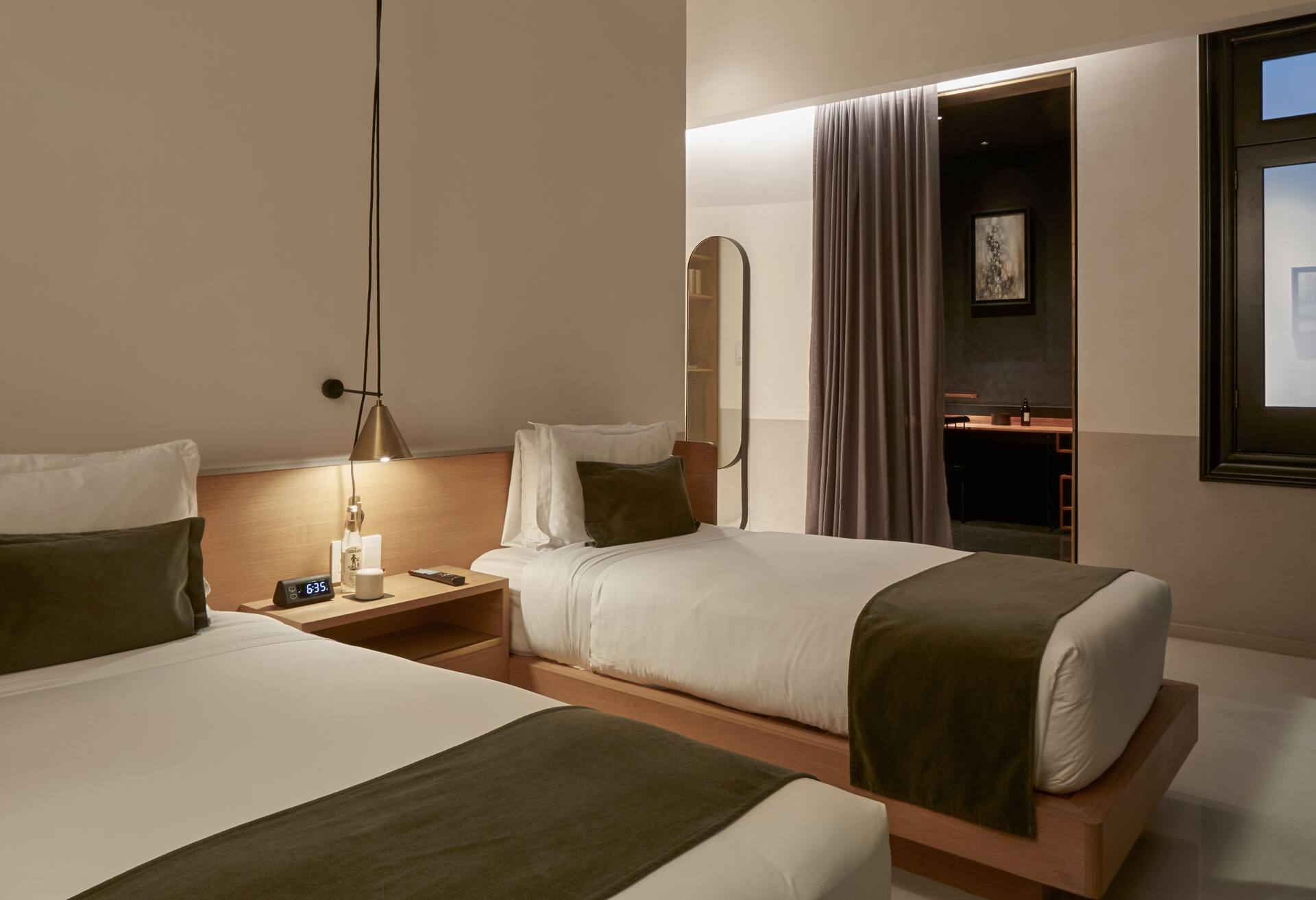 2 Twin Beds Indoor Balcony Guestroom