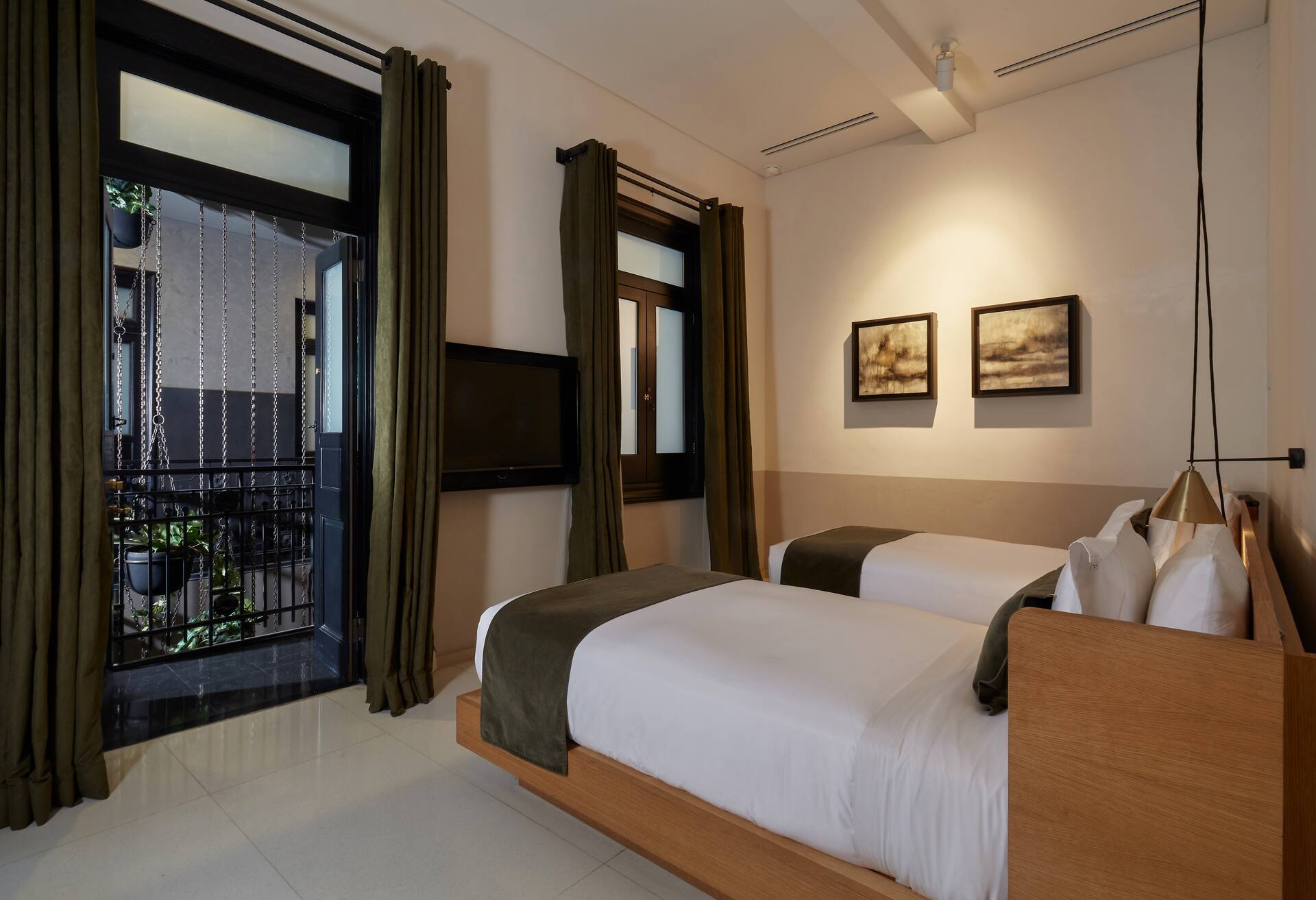 2 Twin Beds Indoor Balcony Guestroom