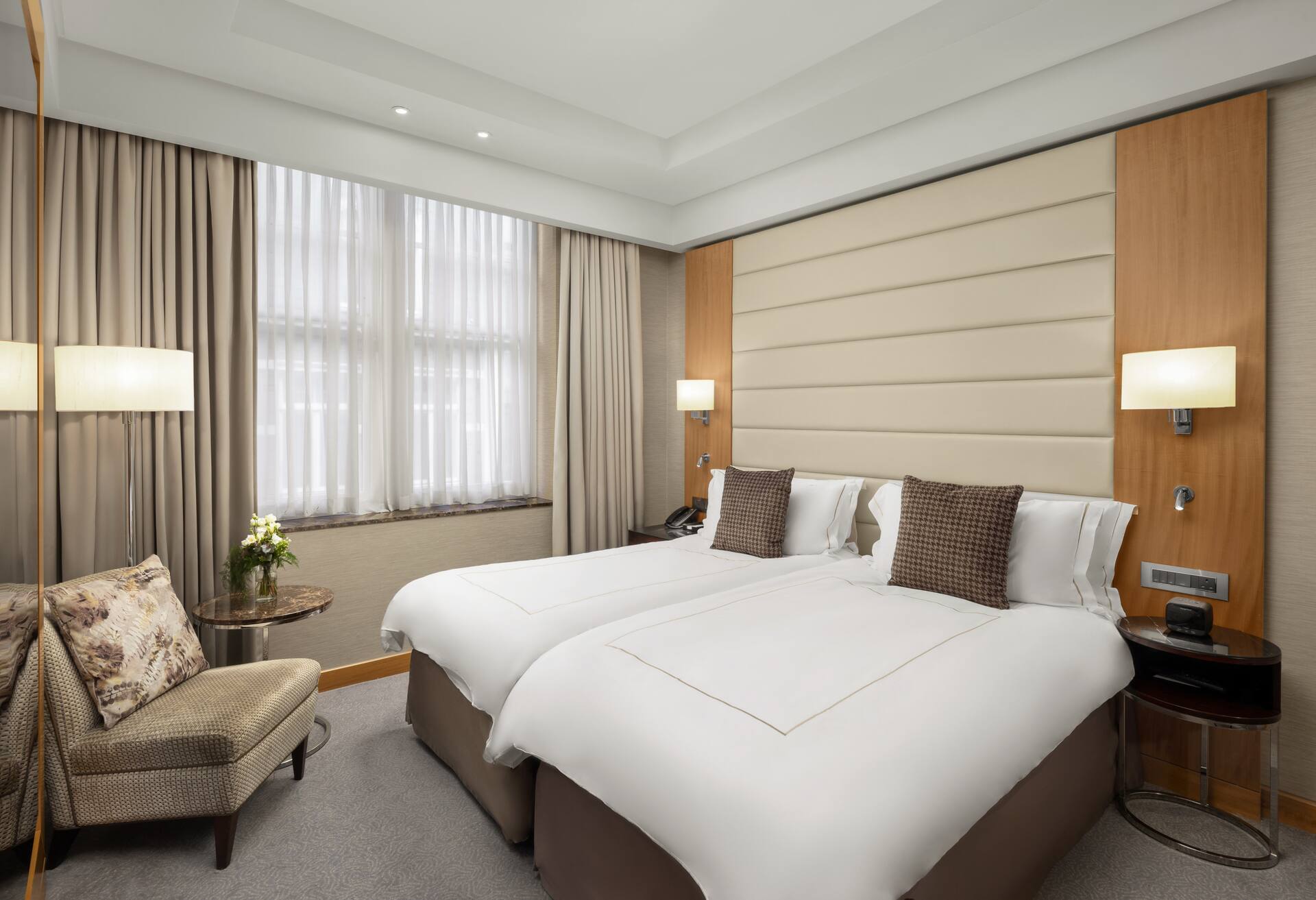 Twin Deluxe Room thumbnail 5