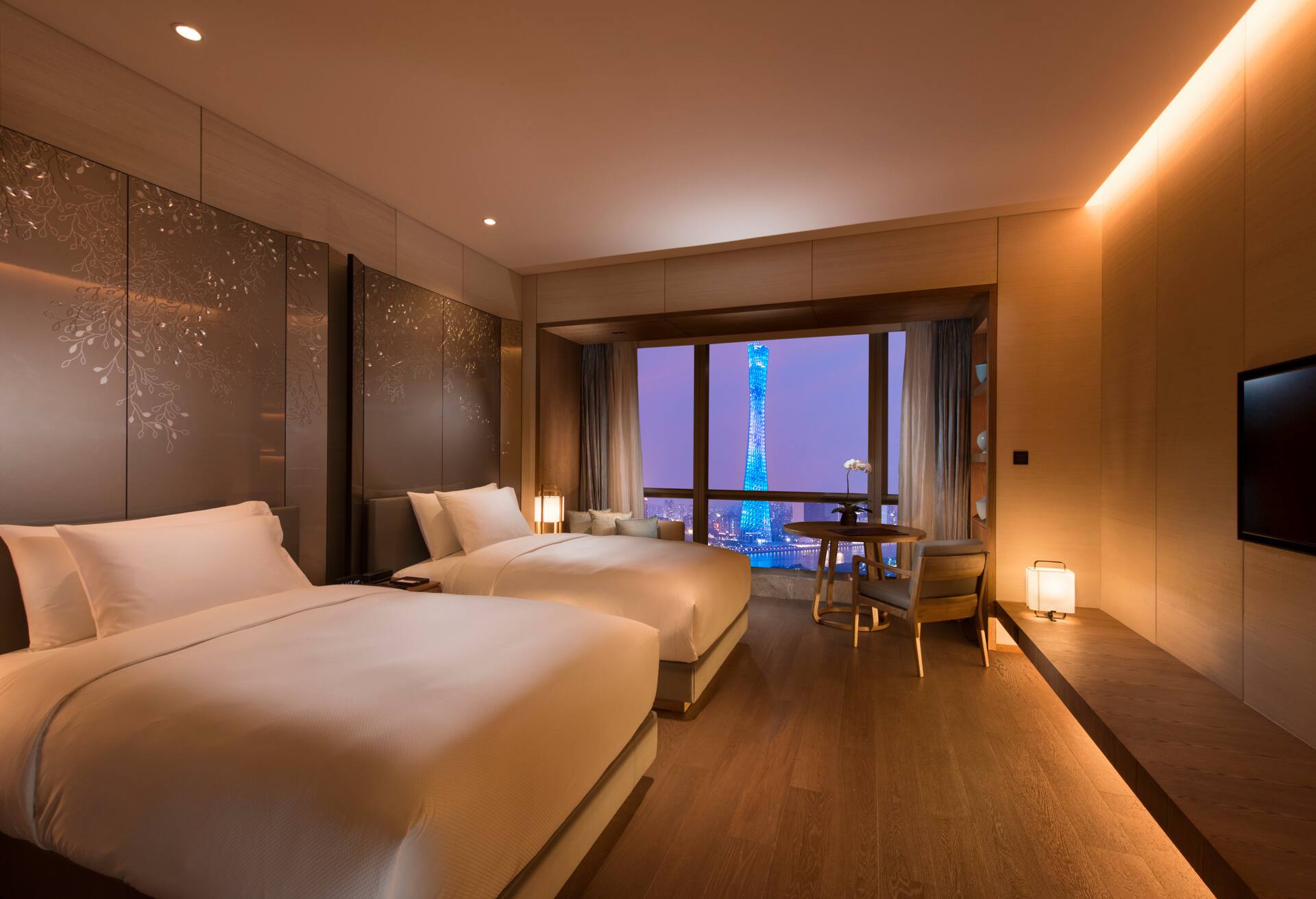 Deluxe Family Room Canton Tower River View