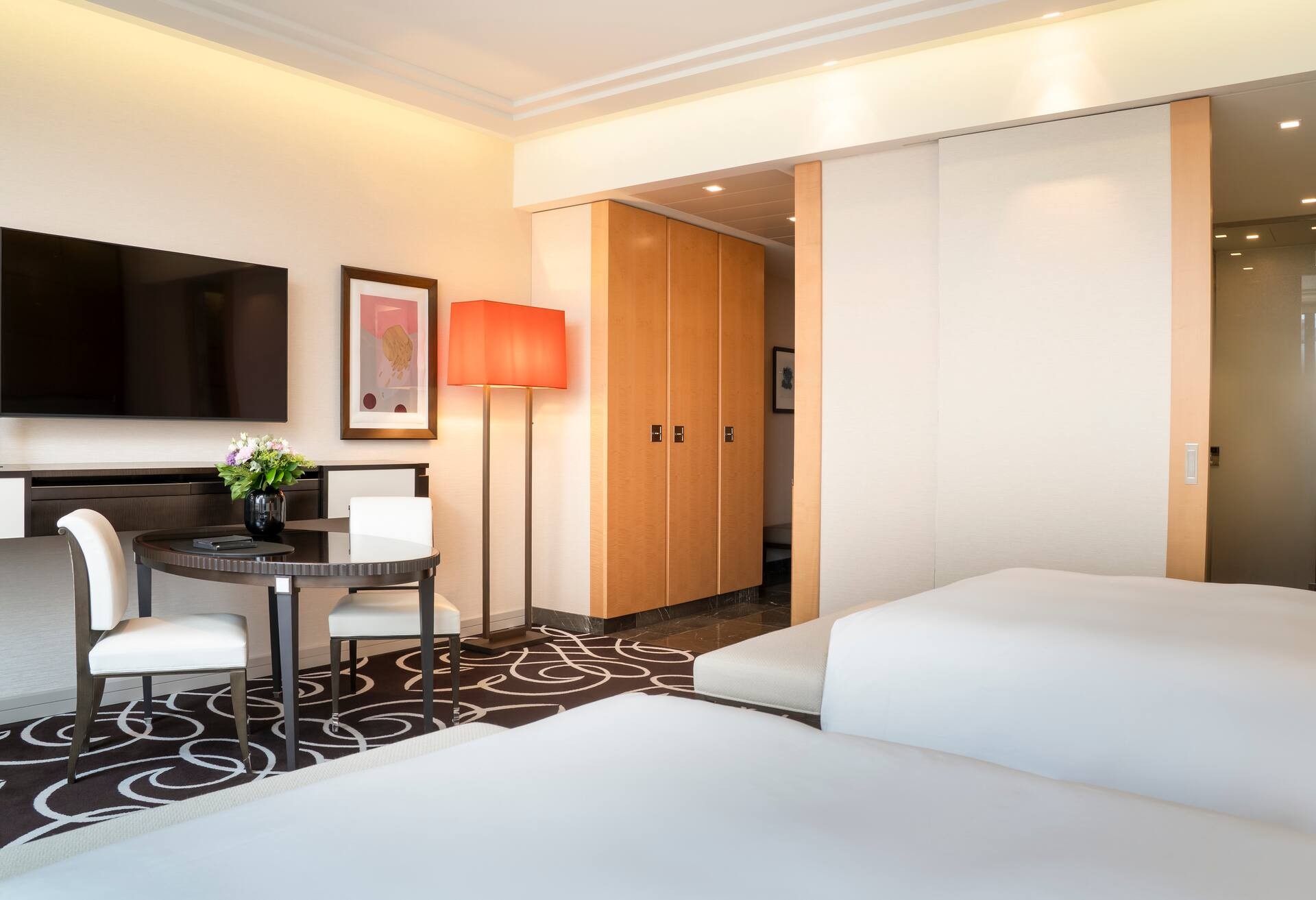 Twin Deluxe Room thumbnail 5