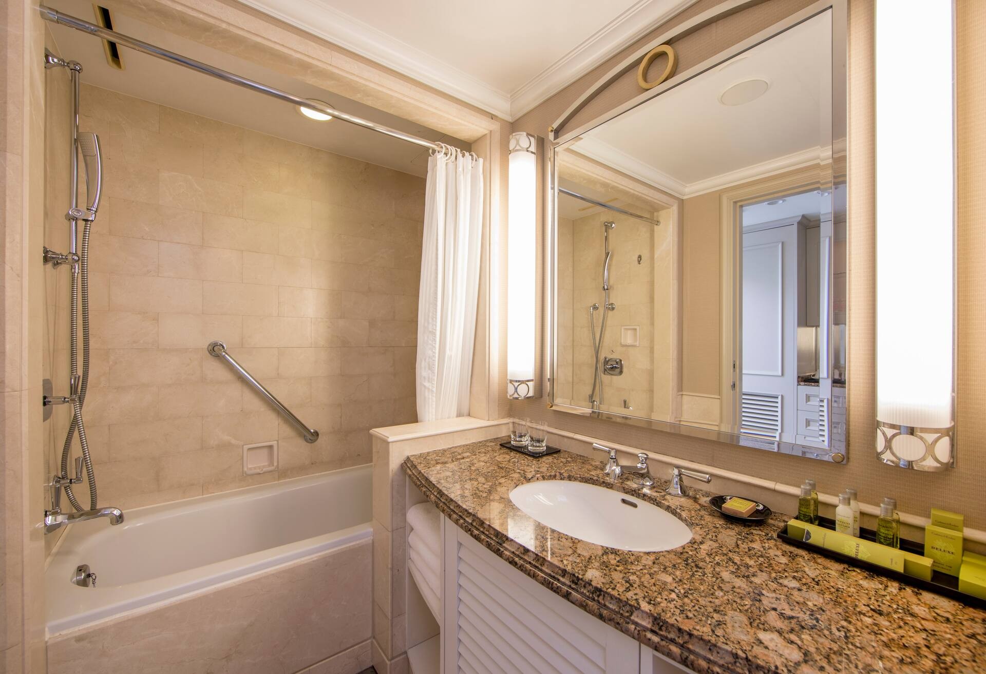 King Hilton Guest Room photo
