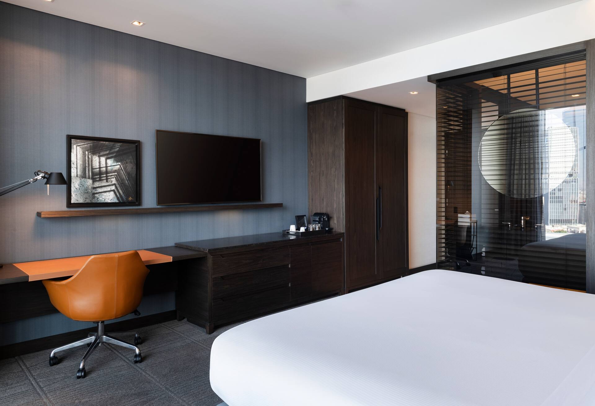 King Room with Roll-In Shower - Mobility Access