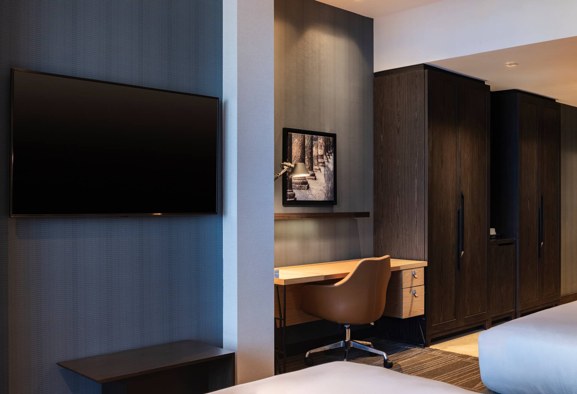 Executive King Room thumbnail 6