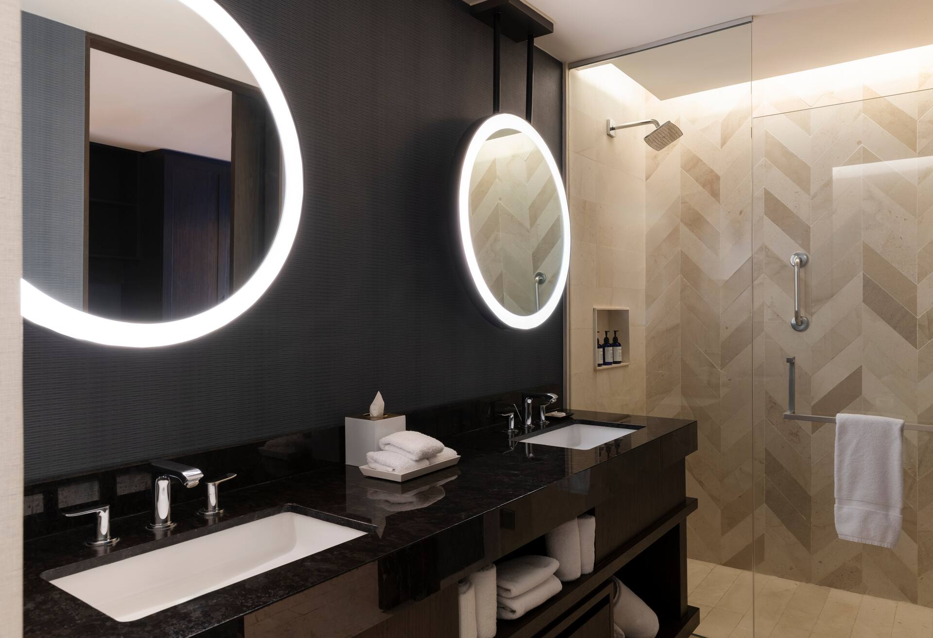 Executive King Room thumbnail 5