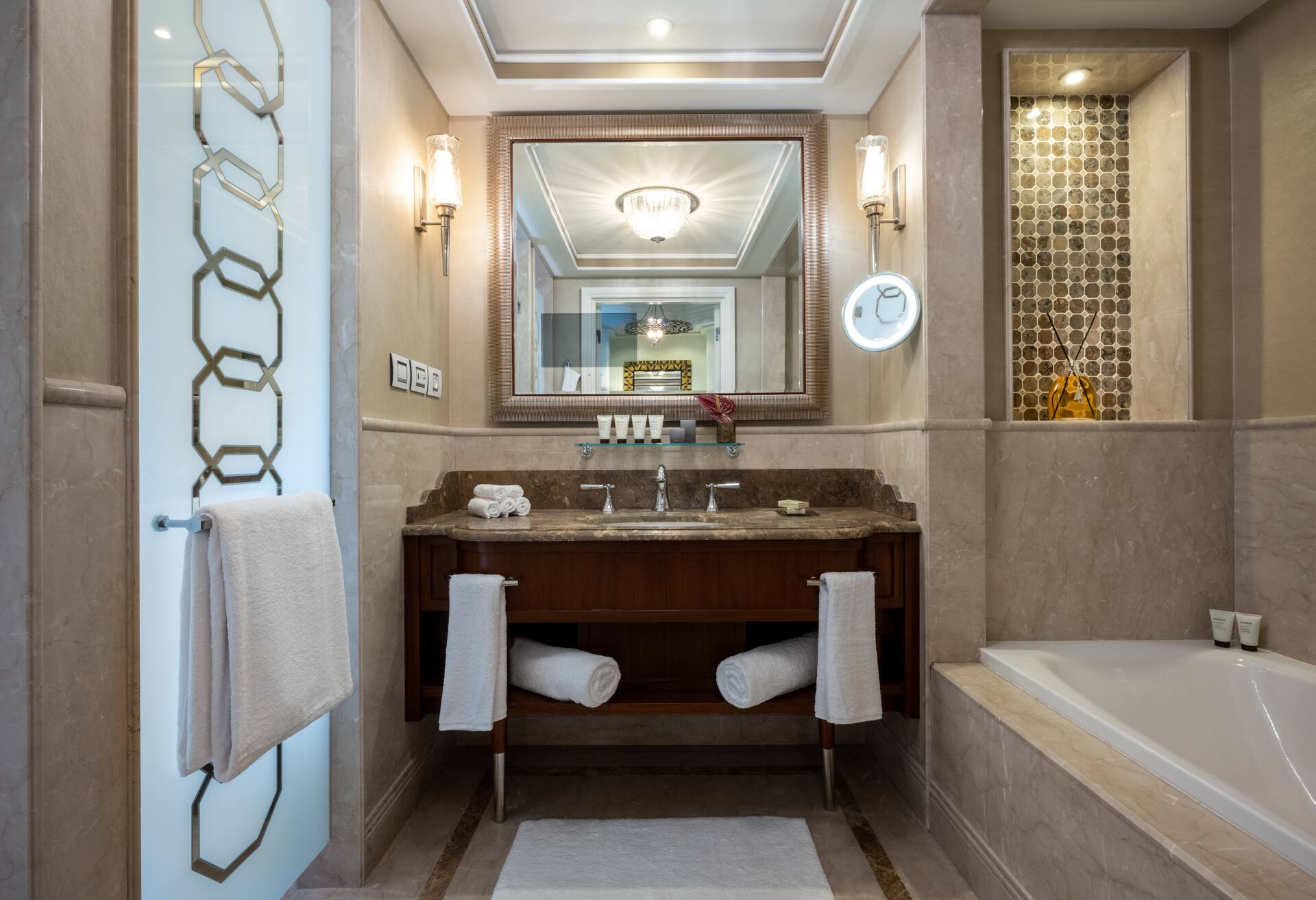 Deluxe King Room with Balcony photo 3