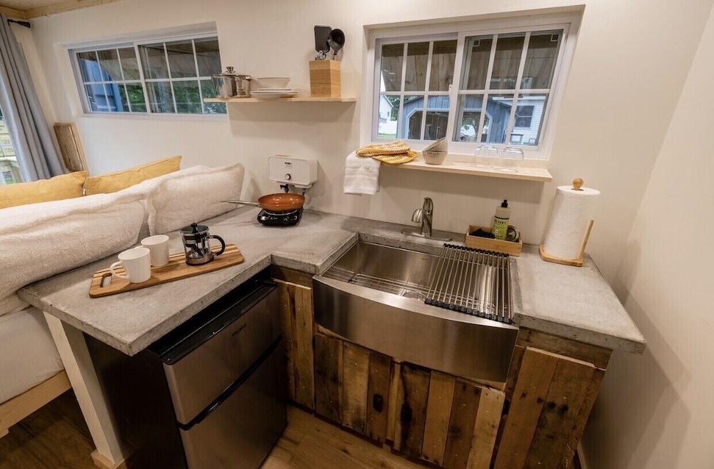 Basic Cabin, 1 Queen Bed, River View photo 2