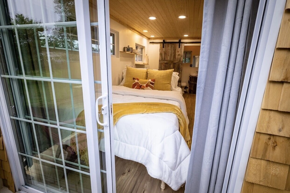 Basic Cabin, 1 Queen Bed, River View photo 1