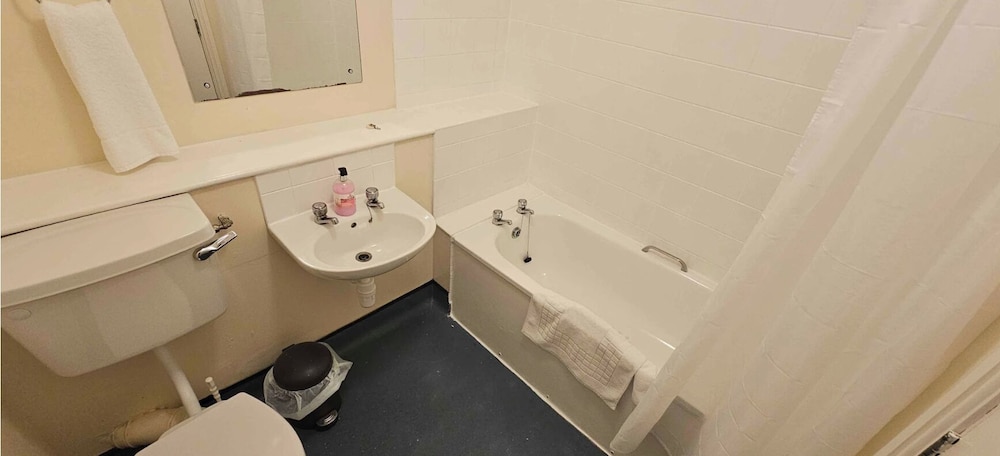Basic Double Room, 1 Double Bed, Shared Bathroom photo 3