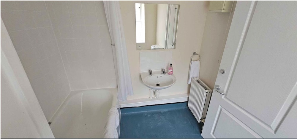 Double Room, 1 Double Bed, Shared Bathroom photo 2