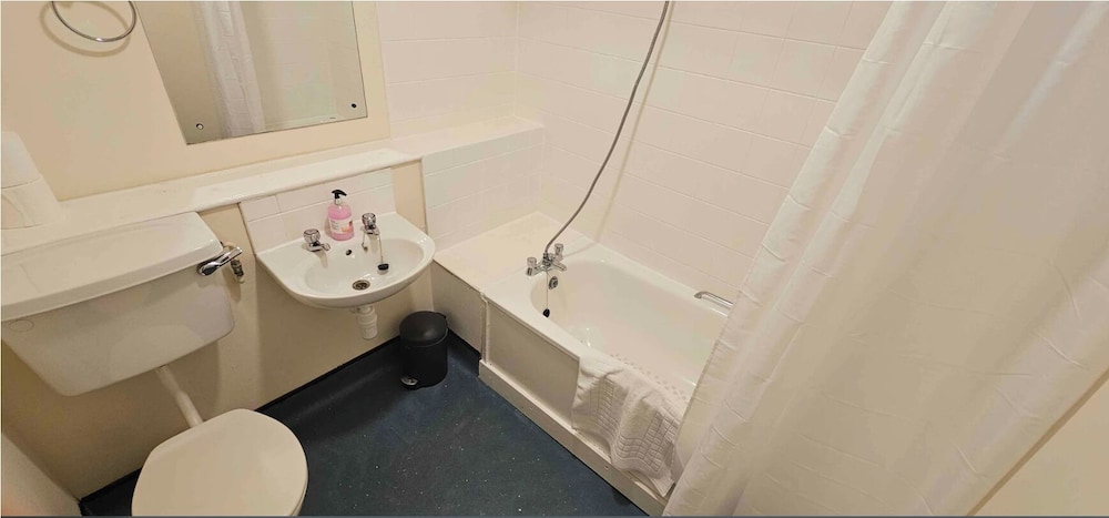 Double Room, 1 Double Bed, Shared Bathroom photo 3
