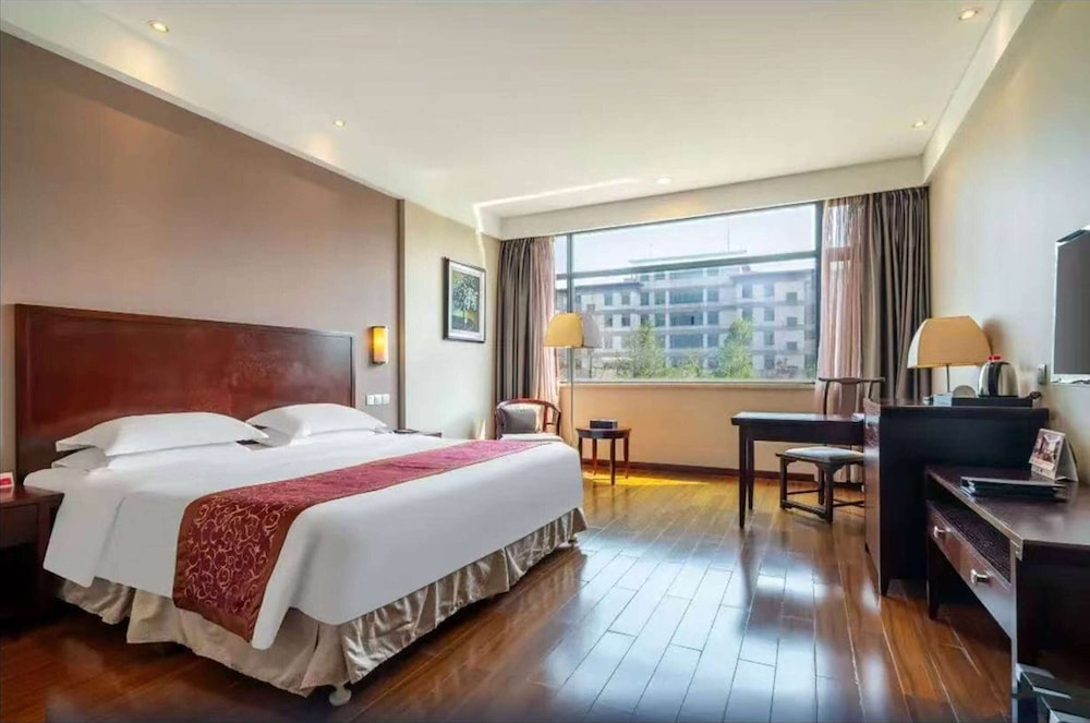 Room, 1 King Bed, Smoking, Refrigerator