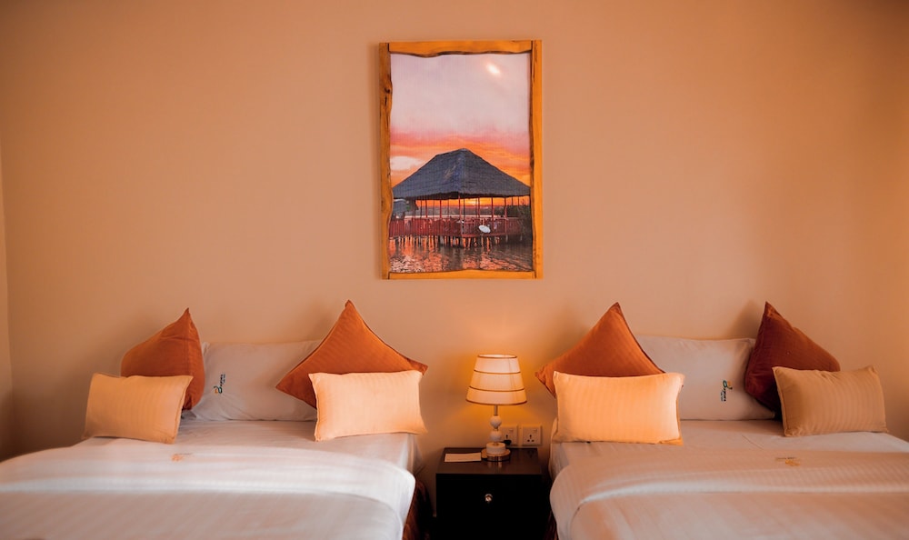 Classic Twin Room, Partial Lake View photo 1