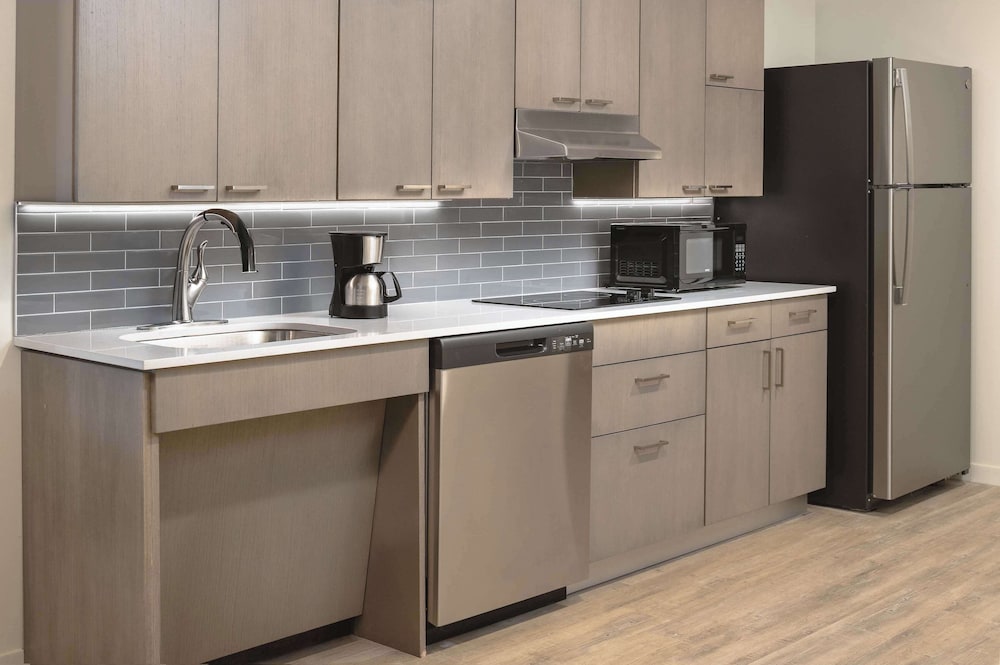 Suite, 1 Bedroom, Accessible, Kitchen - Photo 2