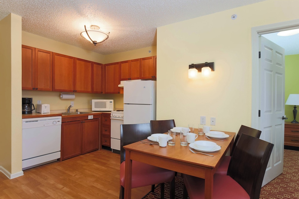 Suite, 2 Bedrooms - Photo 9