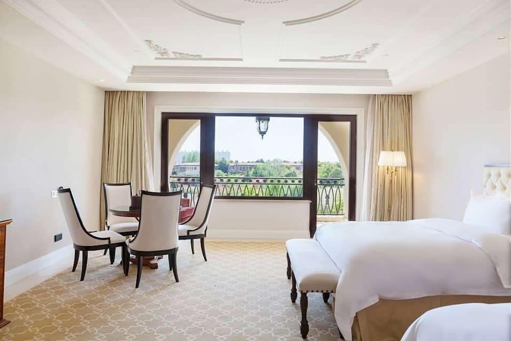 Deluxe Room, 2 Queen Beds, Smoking photo 2