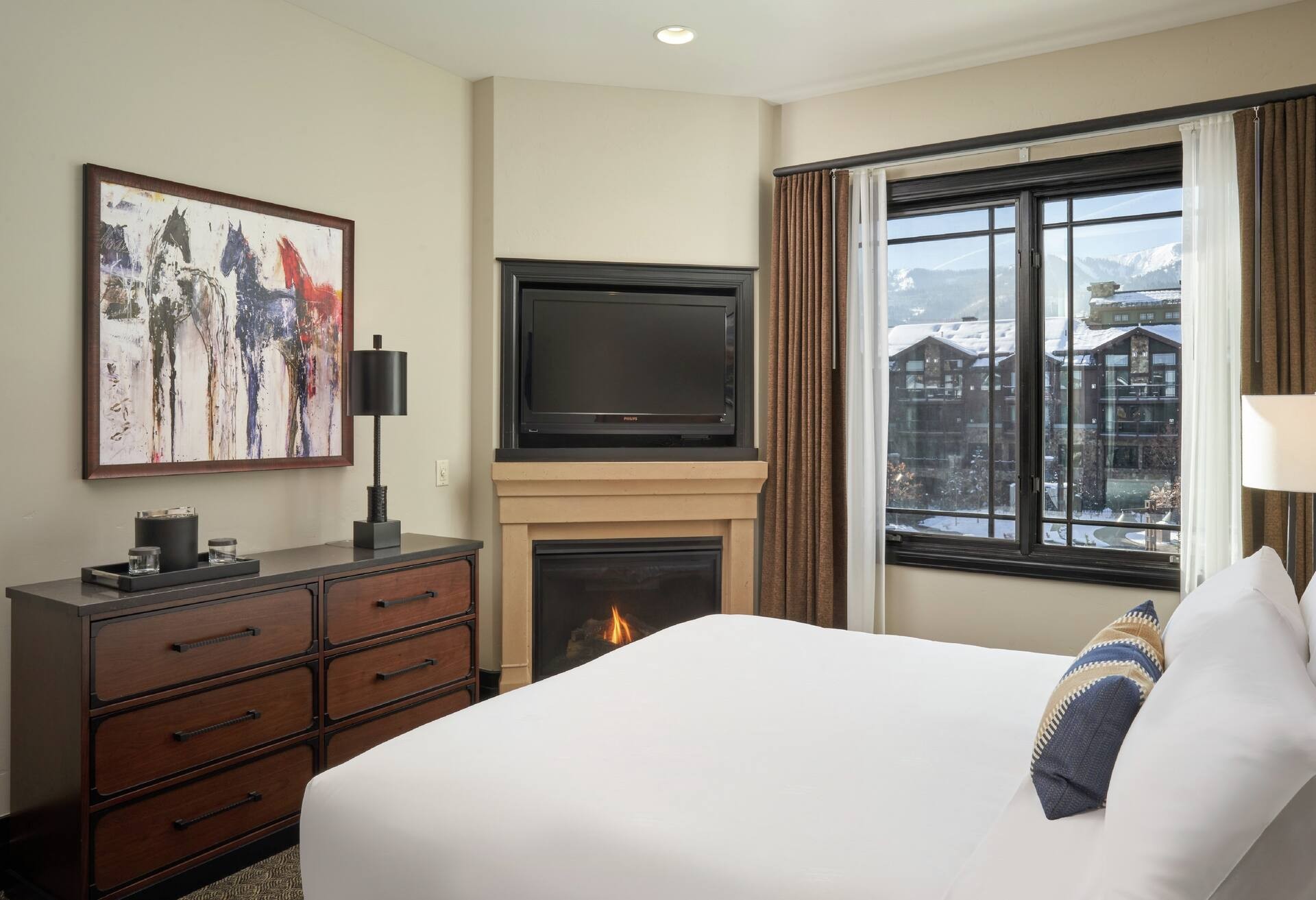 Guestroom with Gas Fireplace 1 King photo 3