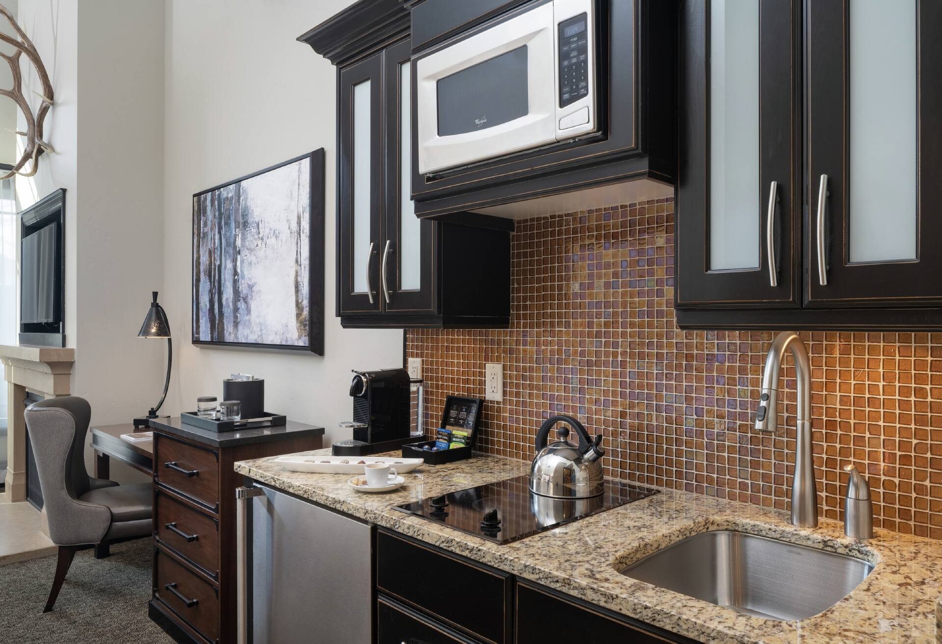 Junior Suite with Kitchenette 1 King photo 2