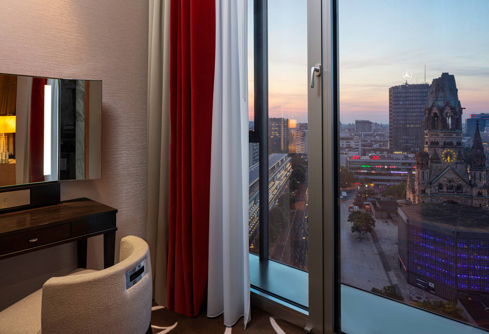 King Junior Suite with Memorial Church View thumbnail 6