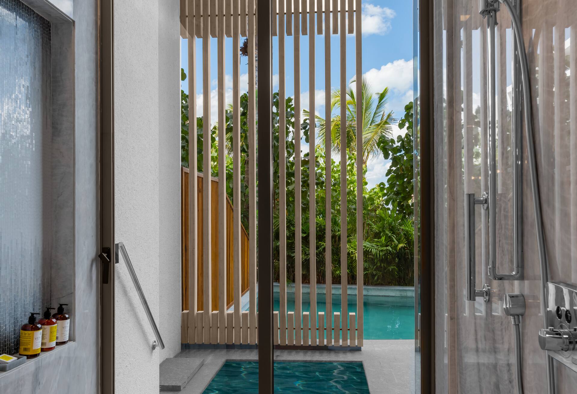 Swim Up Pool 2 Queen Bed Guestroom
