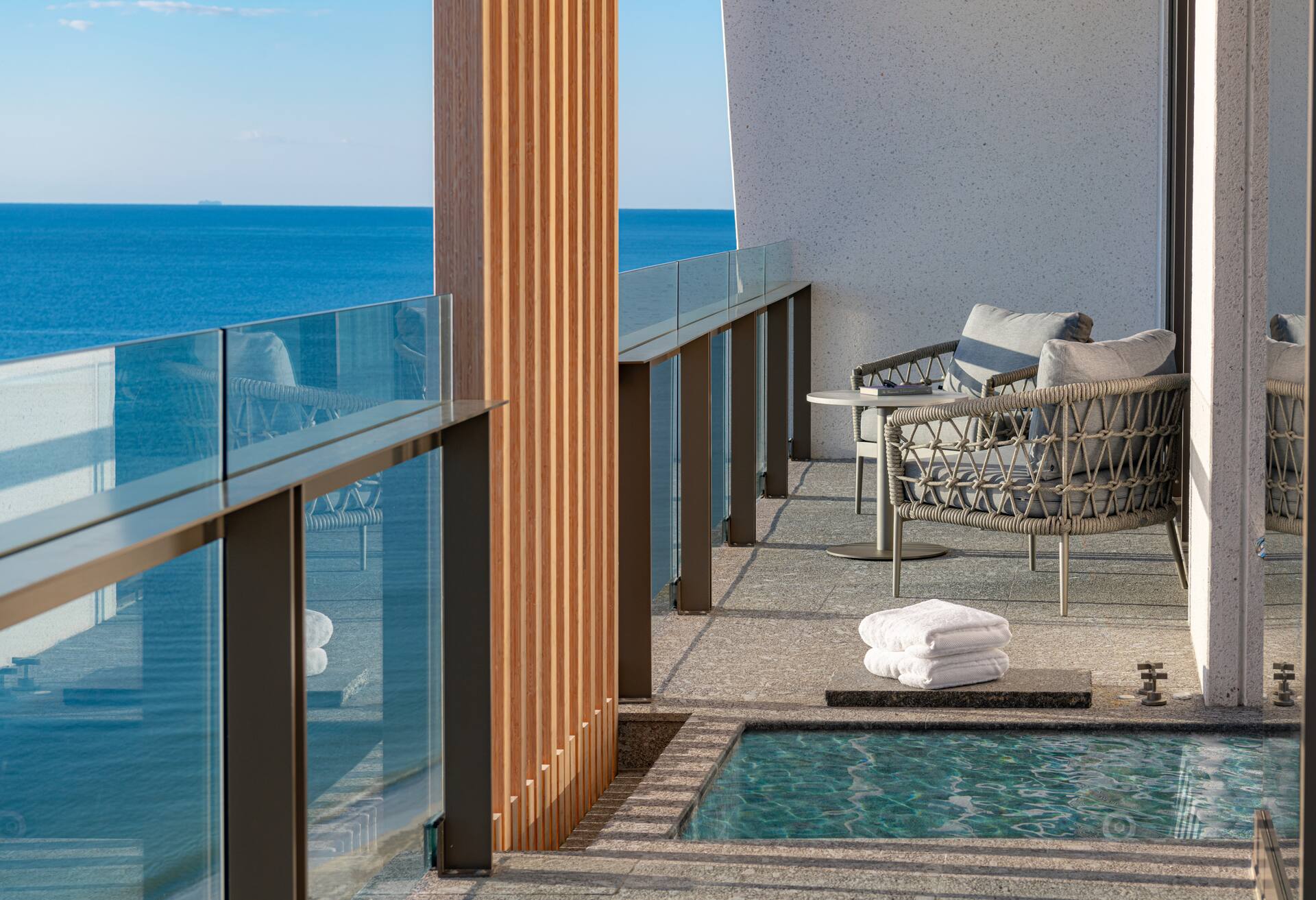 Ocean Front Master Corner Suite With King Bed
