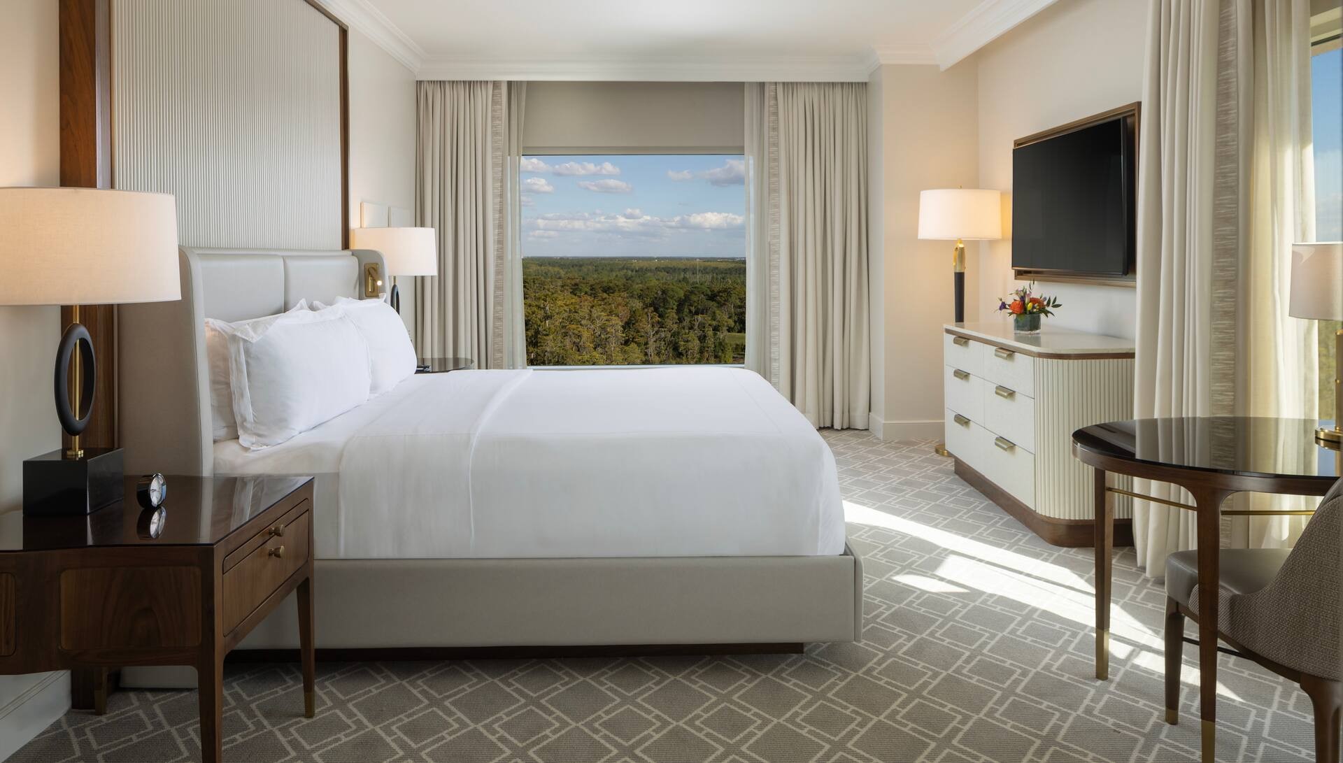 Luxury Family Suite W/balcony- 1 King Bed