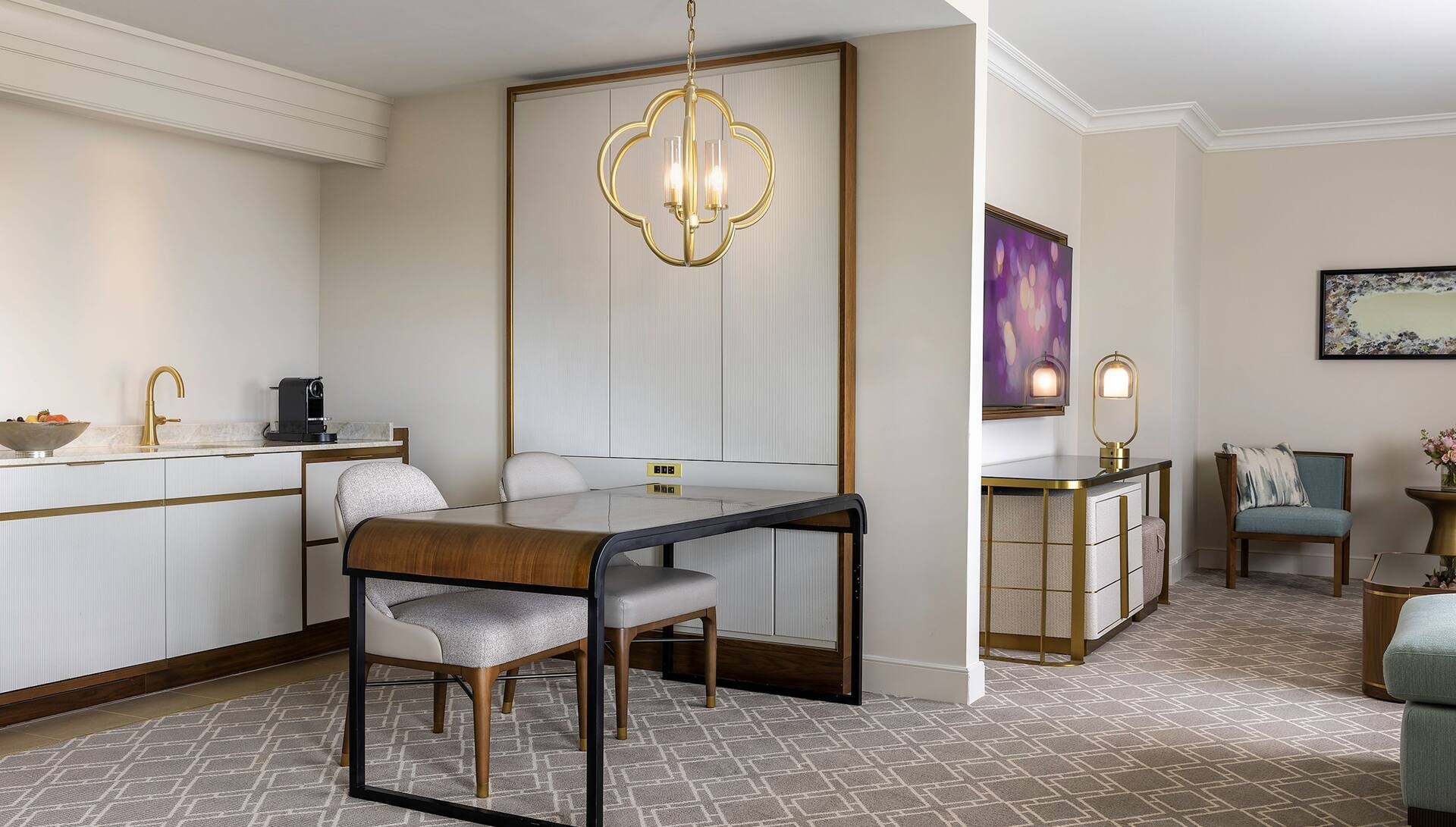 Waldorf Suite- 1 King- Mob/hear Acc W/tub
