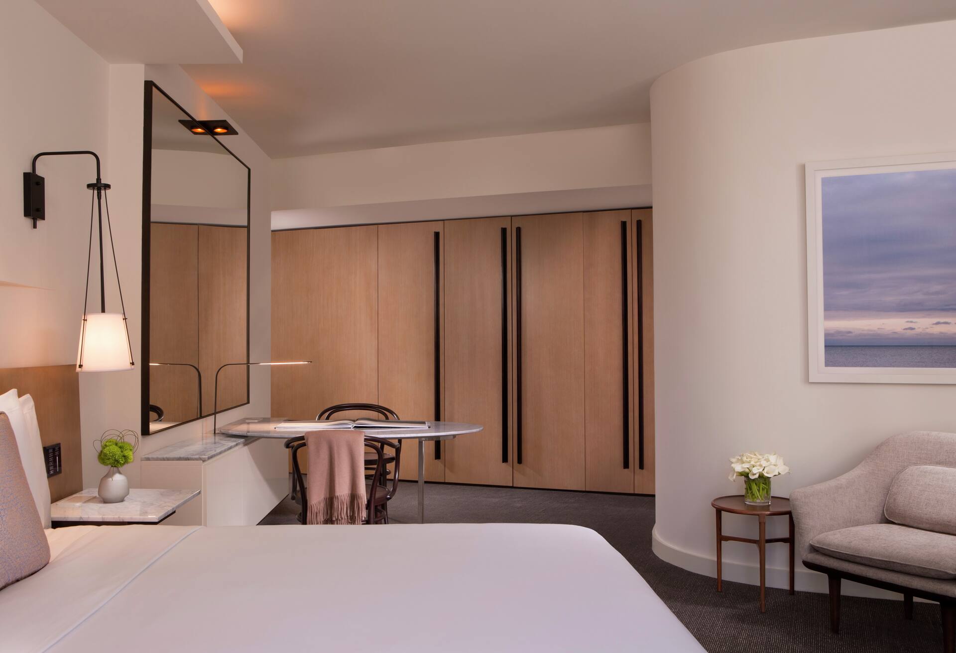 Corner Room-one King Bed