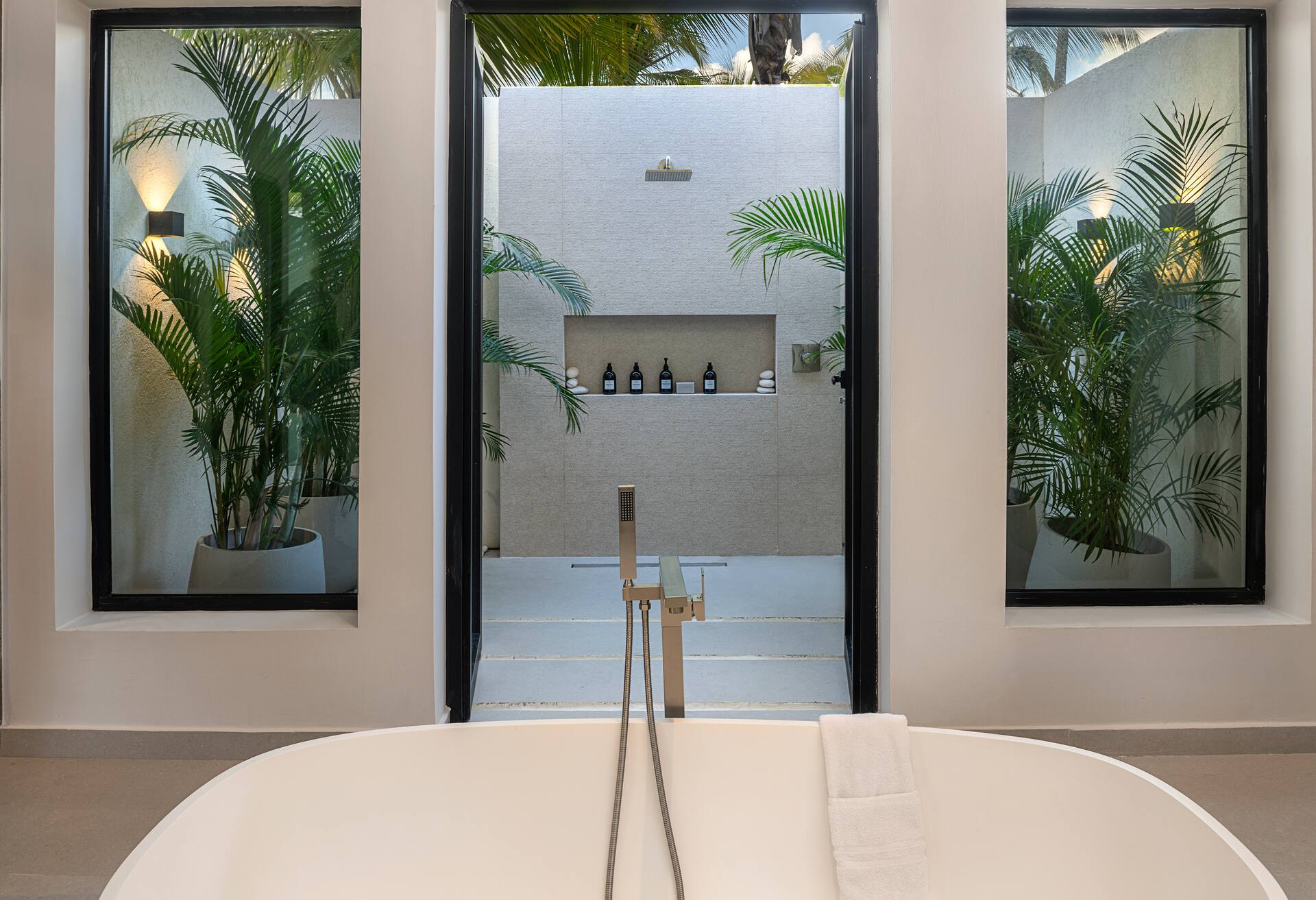 Club Azure Oceanfront Bungalow 2 Bdr Ste Kg Q